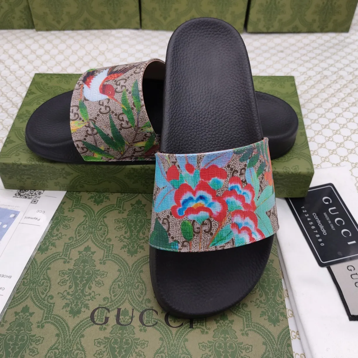👟👟Ex-factory price 220👟👟 Couple model 🎗Gucci "Gucci" slippers, a much-anticipated one, so beautiful that it will melt your hearts❤,! It is simply a masterpiece of extraordinary craftsmanship. It is a must-have for everyone. It is made by open molding. The foot feels Q-elastic and super soft. The upper foot is super delicate. Size number (35~47), exclusive model, with many layouts, there is always one you like🎉🎉